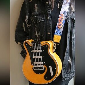 🎸Vintage Punk Music Lovers Punk Rock Fans Musicians Guitar Shaped Messenger Bag